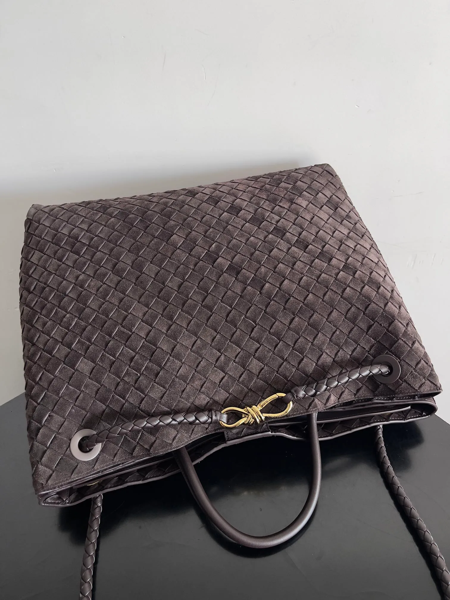 Batch 3760 Recently, the same style of bag that celebrities love is both high-end and practical. Michelle Yeoh, Kim Namjoon, Jing Boran, Tong Liya, Sun Qian, Wu Qianyu, Du Juan, Ma Yili and Bai Baihe are all carrying Bottega Veneta summer series Andiamo handbags. Andiamo has a simple structure and rounded lines. The whole piece is made of Nappa leather. It is comfortable, soft and dynamic. It adds interest to daily life and can be easily matched with various styles. Andiamo handbags are available in three sizes: small, medium and large. There are many colors to choose from, which can meet different needs. You can really carry it whether it is daily or attending events. Style number: 743575 Size: 45*22*34cm